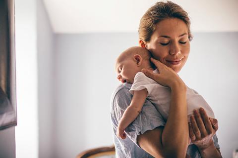 Kezdő szülők legnagyobb kérdése: hogyan kell a babát tartani?