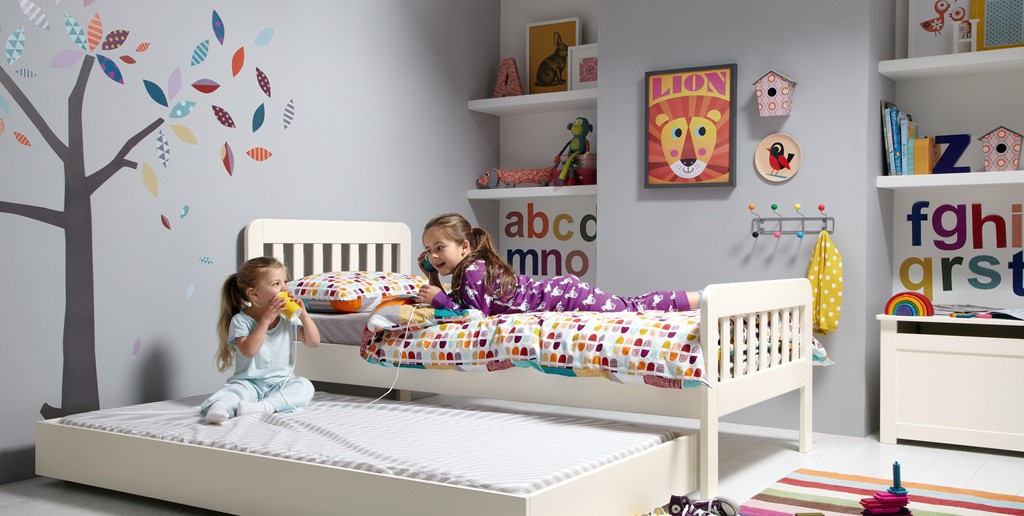 bay_furniture_girls_trundle_bed_with_models